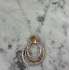 Modern Muse 3-Ring Matte Pendant Necklace - Sassy Inspiration